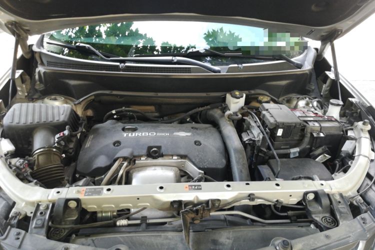 Used Chevrolet Equinox 2019 Redline 550T Automatic All-Wheel-Drive RS Model China VI Standard Engine Bay