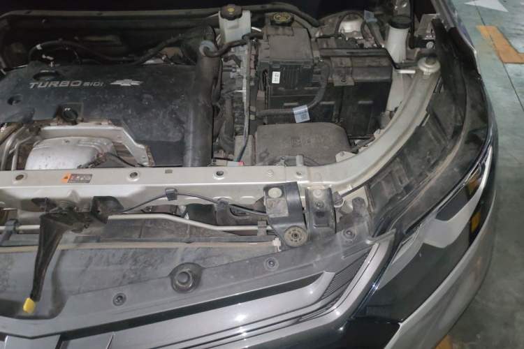 Used Chevrolet Equinox 2019 Redline 550T Automatic All-Wheel-Drive RS Model China VI Standard Engine Bay Left