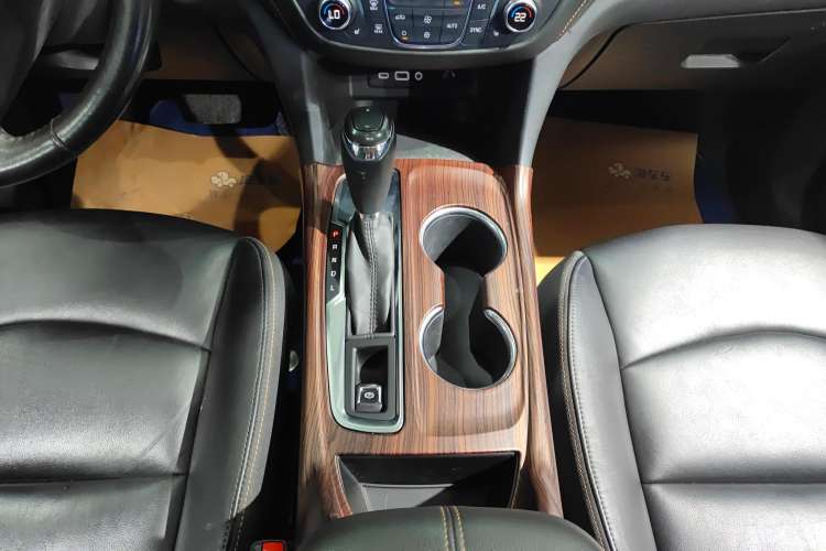 Used Chevrolet Equinox 2019 535T Automatic YuJie Edition China VI Gear Lever