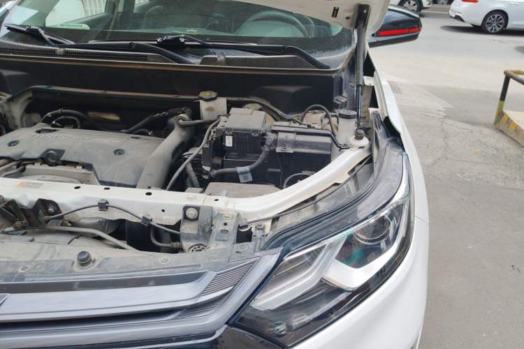 Used Chevrolet Equinox 2019 Redline 550T Automatic All-Wheel-Drive RS Model China VI Standard Engine Bay Left