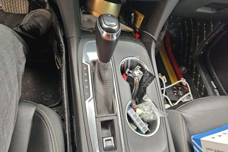 Used Chevrolet Equinox 2019 535T Automatic YuJie Edition China VI Gear Lever