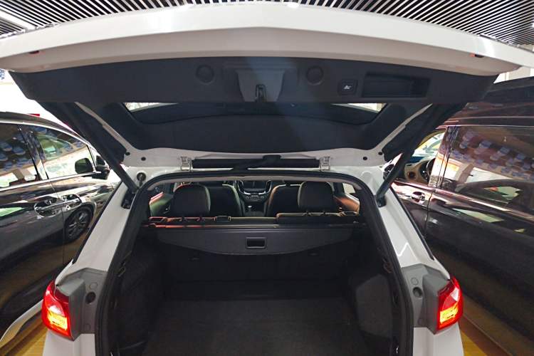 Used Chevrolet Equinox 2019 535T Automatic YuJie Edition China VI Trunk