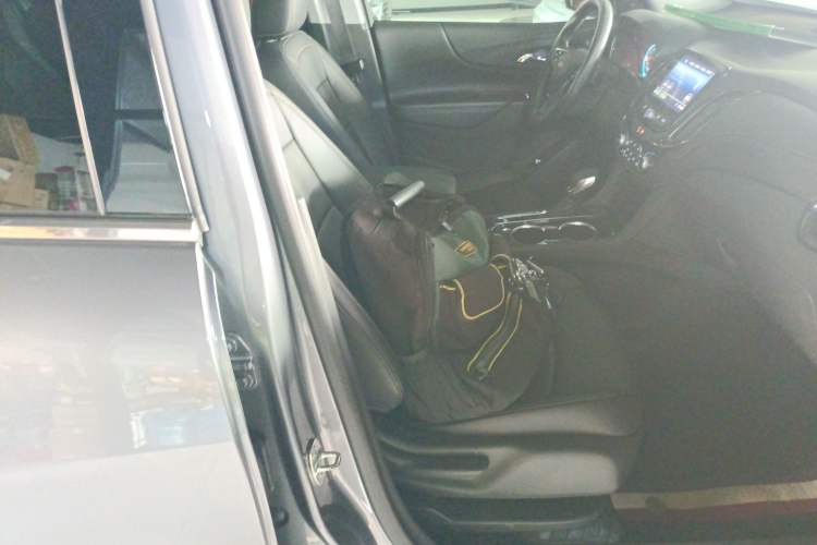 Used Chevrolet Equinox 2021 535T Yujie Edition Right Front Seat