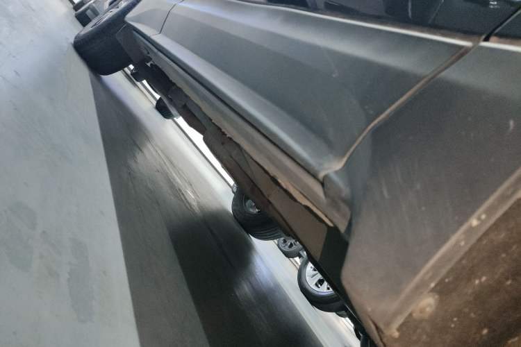 Used Chevrolet Equinox 2021 550T RS Smart Boundary-Pushing Edition Right Side Sill
