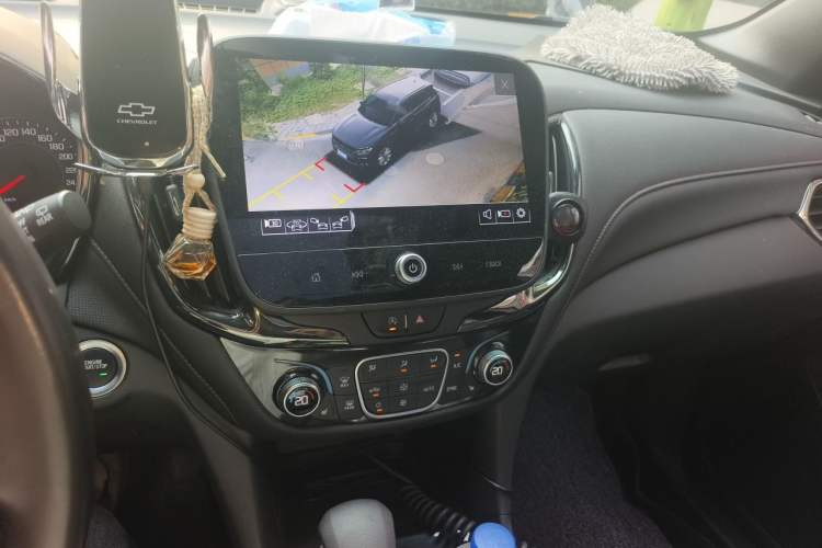 Used Chevrolet Equinox 2022 Light Hybrid 550T RS All-Wheel-Drive Smart Boundary Edition Audio And AC Panel