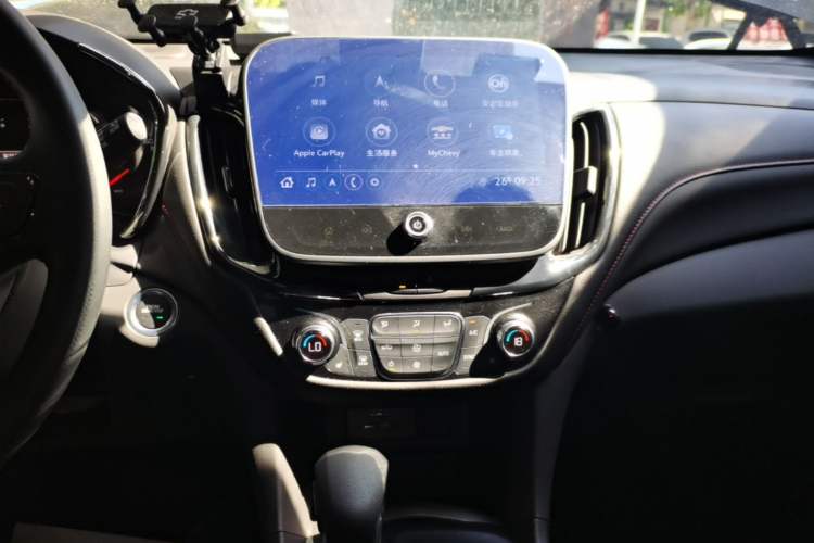 Used Chevrolet Equinox 2022 Light Hybrid 550T RS All-Wheel-Drive Smart Boundary Edition Audio And AC Panel