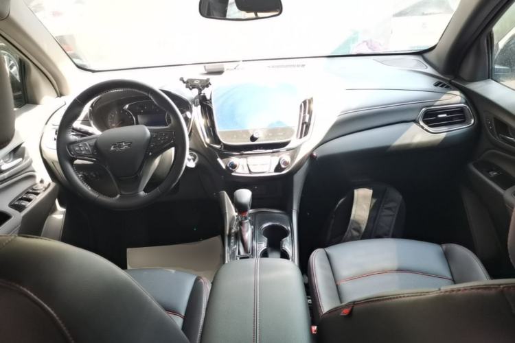 Used Chevrolet Equinox 2022 Light Hybrid 550T RS All-Wheel-Drive Smart Boundary Edition Center Console