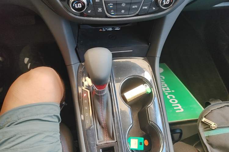 Used Chevrolet Equinox 2022 Mild Hybrid 550T RS Smart Boundary-Setting Edition Gear Lever