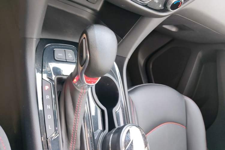 Used Chevrolet Equinox 2022 Light Hybrid 550T RS All-Wheel-Drive Smart Boundary Edition Gear Lever