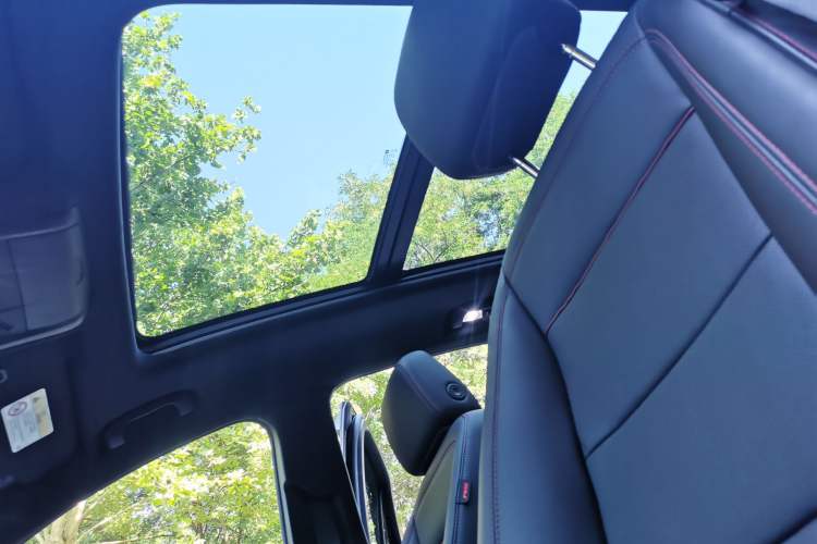 Used Chevrolet Equinox 2022 Light Hybrid 550T RS All-Wheel-Drive Smart Boundary Edition Interior 9