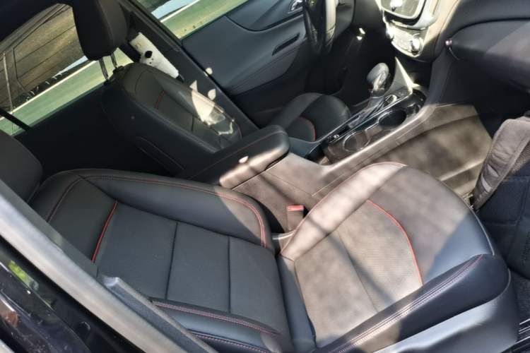 Used Chevrolet Equinox 2022 Light Hybrid 550T RS All-Wheel-Drive Smart Boundary Edition Right Front Seat