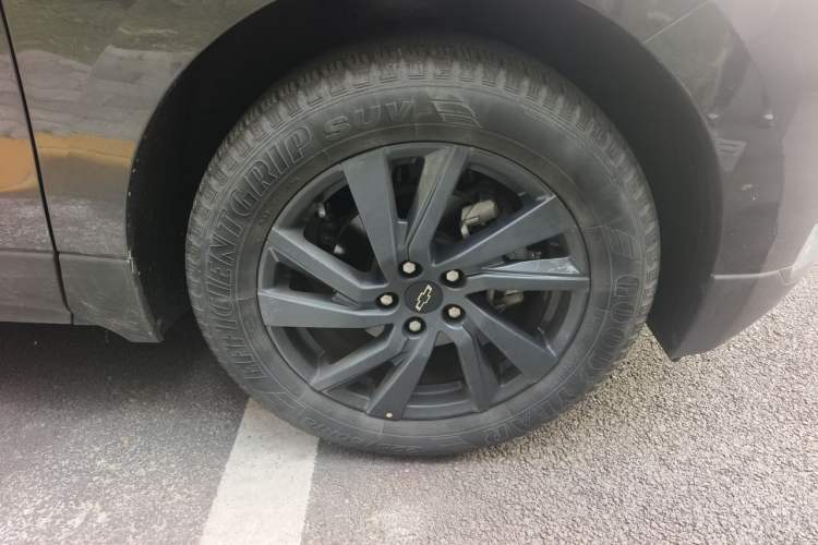 Used Chevrolet Equinox 2022 Light Hybrid 550T RS All-Wheel-Drive Smart Boundary Edition Right Front Wheel Hub