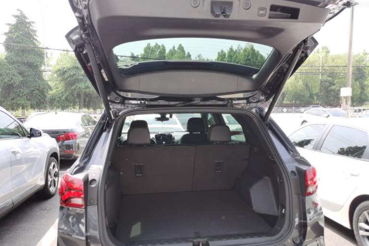 Used Chevrolet Equinox 2022 Mild Hybrid 550T RS Smart Boundary-Setting Edition Trunk