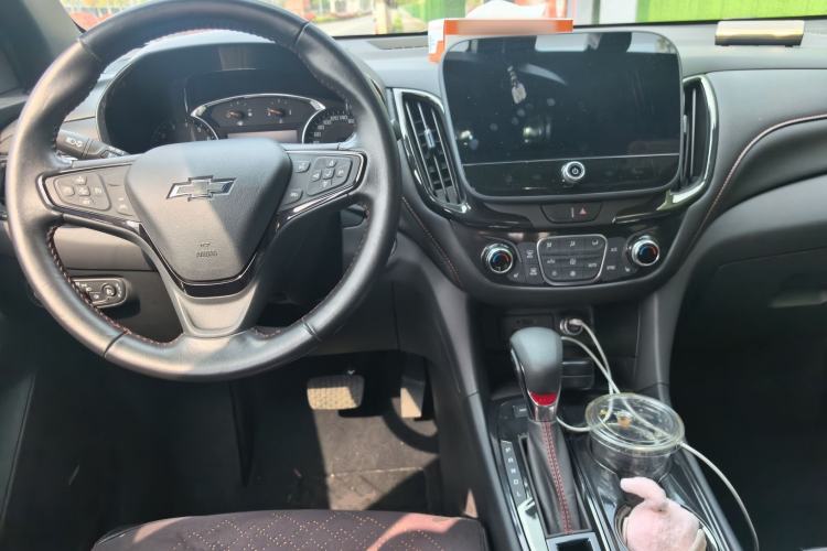 Used Chevrolet Equinox 2022 Light Hybrid 550T RS All-Wheel-Drive Smart Boundary Edition Center Console