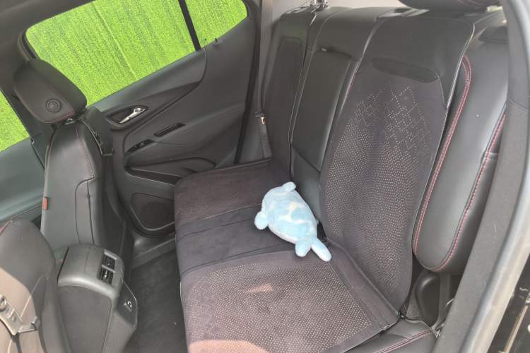 Used Chevrolet Equinox 2022 Light Hybrid 550T RS All-Wheel-Drive Smart Boundary Edition Left Rear Seat