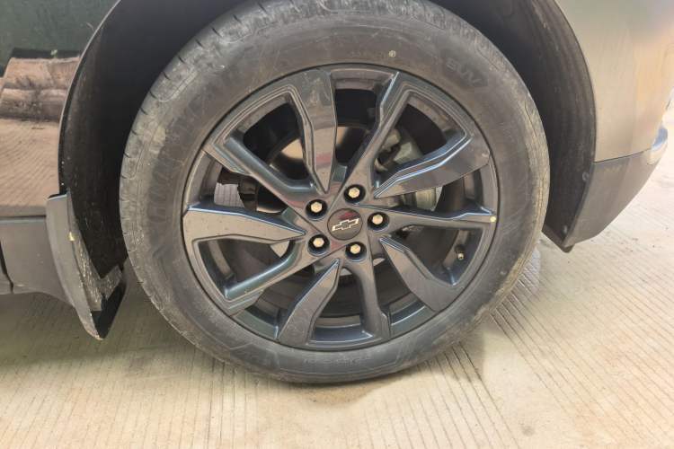 Used Chevrolet Equinox 2022 Light Hybrid 550T RS All-Wheel-Drive Smart Boundary Edition Right Front Wheel Hub