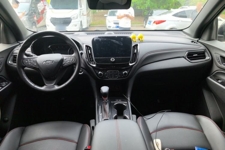 Used Chevrolet Equinox 2023 Mild Hybrid 2.0T RS All-Wheel-Drive Smart Guardian Edition Center Console