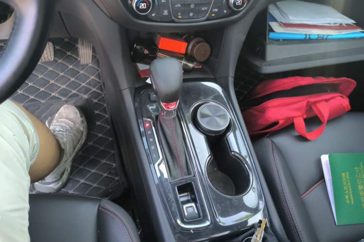 Used Chevrolet Equinox 2023 Mild Hybrid 2.0T RS All-Wheel-Drive Smart Boundary Edition Gear Lever