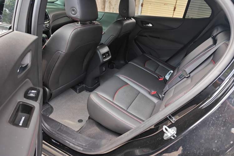 Used Chevrolet Equinox 2023 Mild Hybrid 2.0T RS All-Wheel-Drive Smart Guardian Edition Left Rear Seat