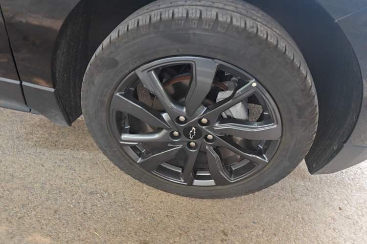 Used Chevrolet Equinox 2023 Mild Hybrid 2.0T RS All-Wheel-Drive Smart Guardian Edition Right Front Wheel Hub