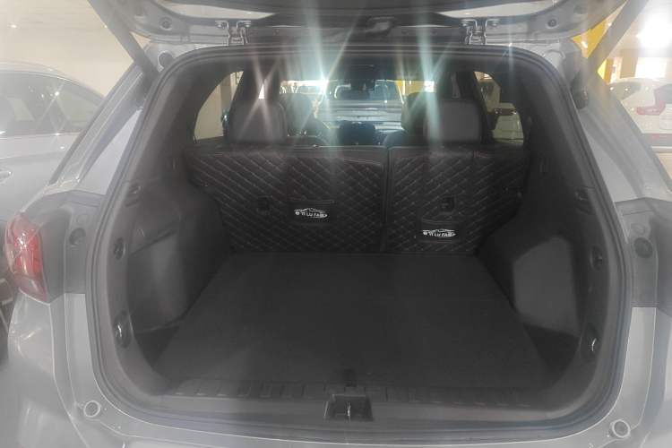 Used Chevrolet Equinox 2023 Mild Hybrid 2.0T RS All-Wheel-Drive Smart Boundary Edition Trunk