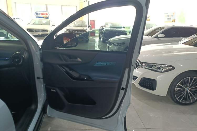 Used Chevrolet Equinox Plus 2024 102km RS Ultimate Edition Interior 5