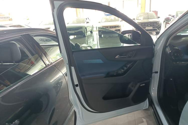 Used Chevrolet Equinox Plus 2024 102km RS Ultimate Edition Interior 7