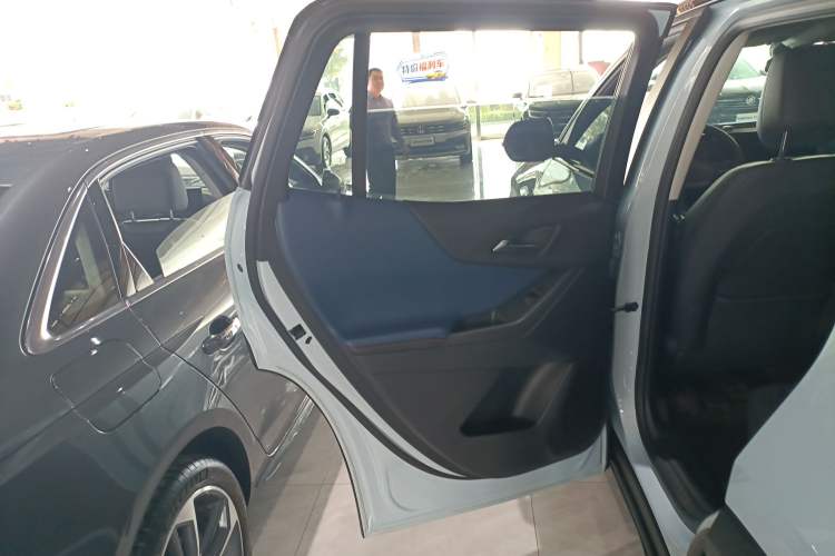 Used Chevrolet Equinox Plus 2024 102km RS Ultimate Edition Interior 8