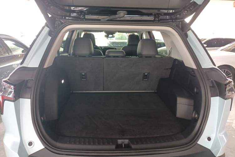 Used Chevrolet Equinox Plus 2024 102km RS Ultimate Edition Trunk