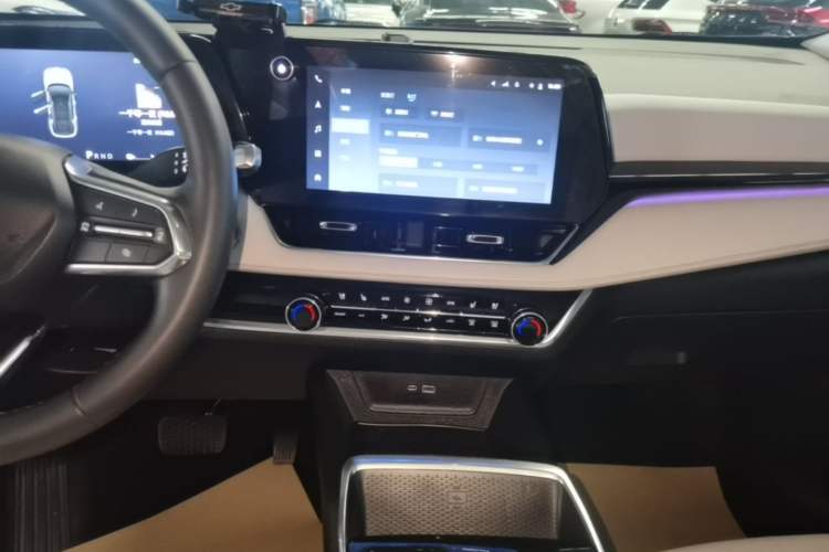 Used Chevrolet Equinox Plus 2024 155km ACTIV Ultimate Edition Audio And AC Panel