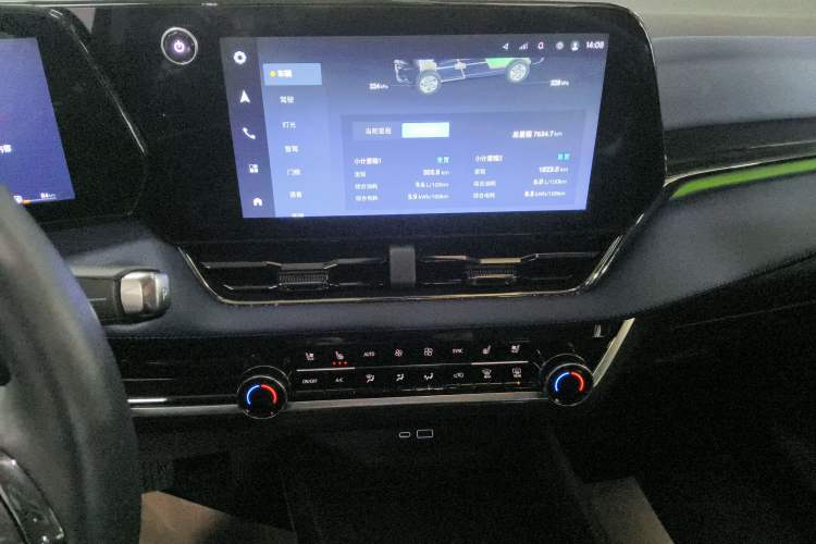 Used Chevrolet Equinox Plus 2024 102km RS Ultimate Edition Audio And AC Panel