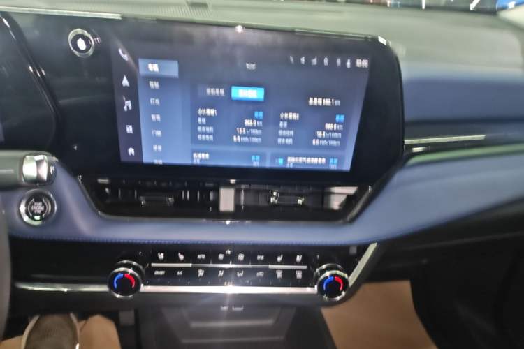 Used Chevrolet Equinox Plus 2024 102km RS Ultimate Edition Audio And AC Panel