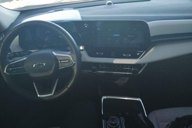 Used Chevrolet Equinox Plus 2024 155km ACTIV Ultimate Edition Center Console