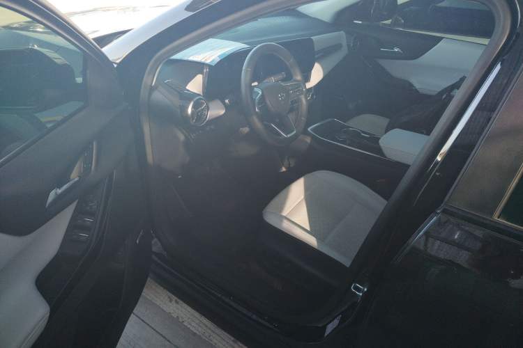 Used Chevrolet Equinox Plus 2024 155km ACTIV Ultimate Edition Driver Seat