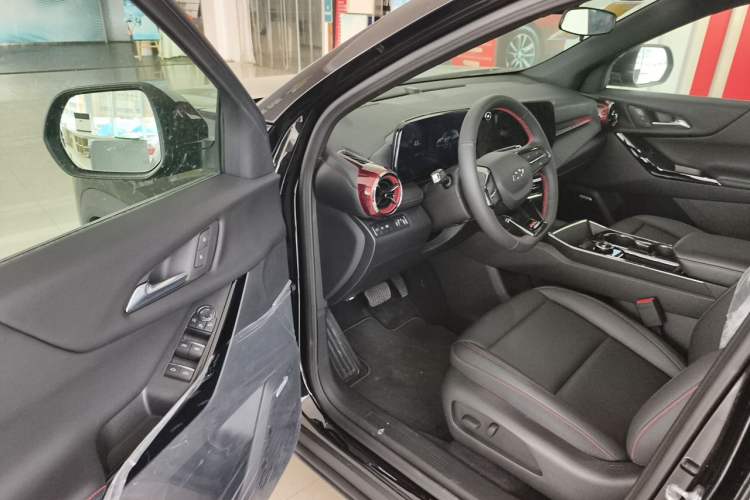 Used Chevrolet Equinox Plus 2024 102km RS Flagship Edition Driver Seat