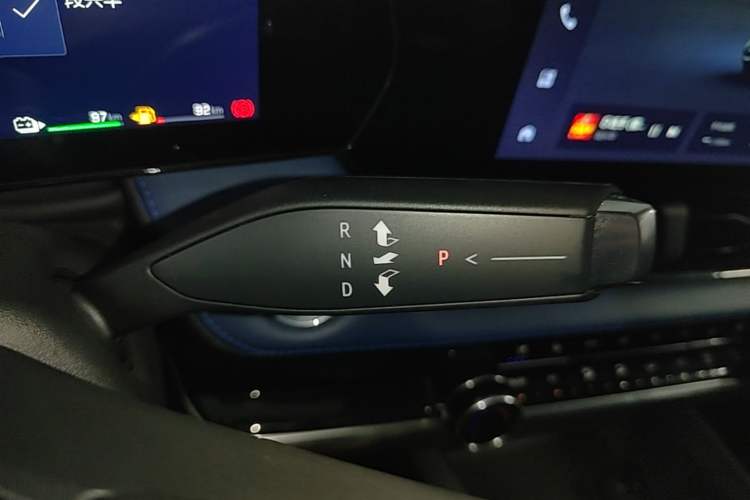 Used Chevrolet Equinox Plus 2024 102km RS Ultimate Edition Gear Lever