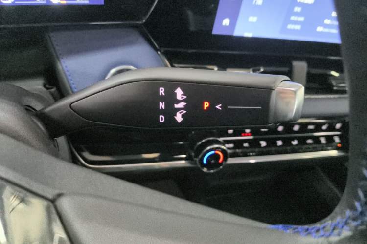 Used Chevrolet Equinox Plus 2024 102km RS Ultimate Edition Gear Lever