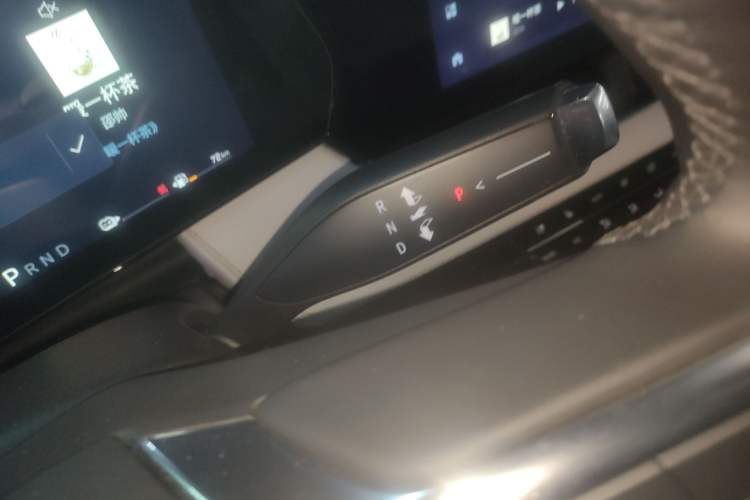 Used Chevrolet Equinox Plus 2024 102km RS Ultimate Edition Gear Lever