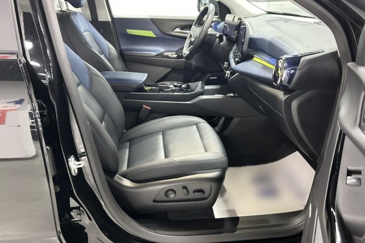 Used Chevrolet Equinox Plus 2024 102km RS Ultimate Edition Interior 2