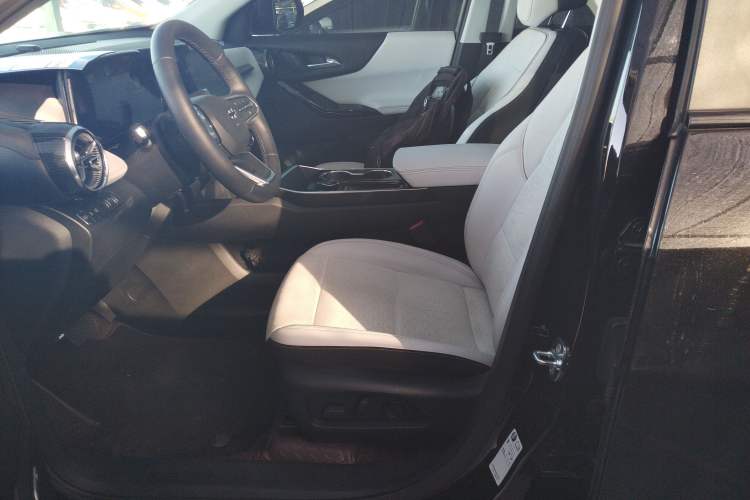 Used Chevrolet Equinox Plus 2024 155km ACTIV Ultimate Edition Left Front Seat