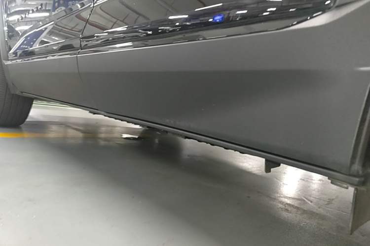 Used Chevrolet Equinox Plus 2024 102km RS Ultimate Edition Left Side Sill
