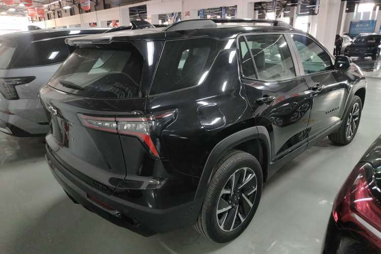 Used Chevrolet Equinox Plus 2024 102km RS Ultimate Edition Rear Right 45 Deg