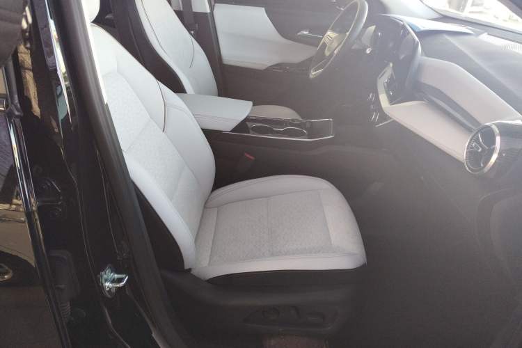 Used Chevrolet Equinox Plus 2024 155km ACTIV Ultimate Edition Right Front Seat