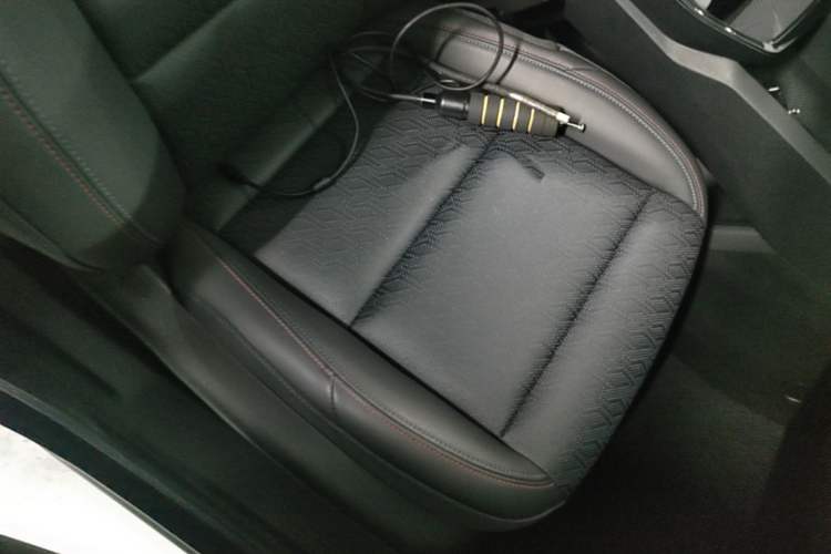 Used Chevrolet Equinox Plus 2024 102km RS Ultimate Edition Right Front Seat