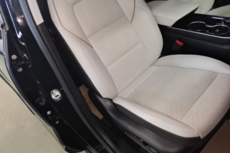 Used Chevrolet Equinox Plus 2024 155km ACTIV Ultimate Edition Right Front Seat