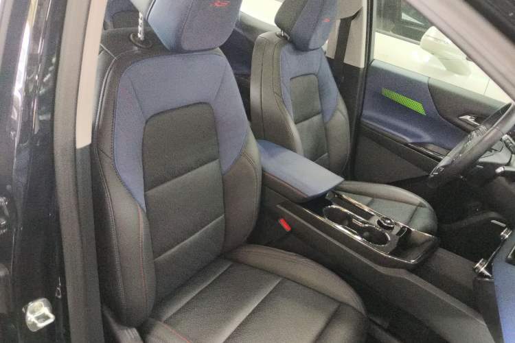 Used Chevrolet Equinox Plus 2024 102km RS Ultimate Edition Right Front Seat