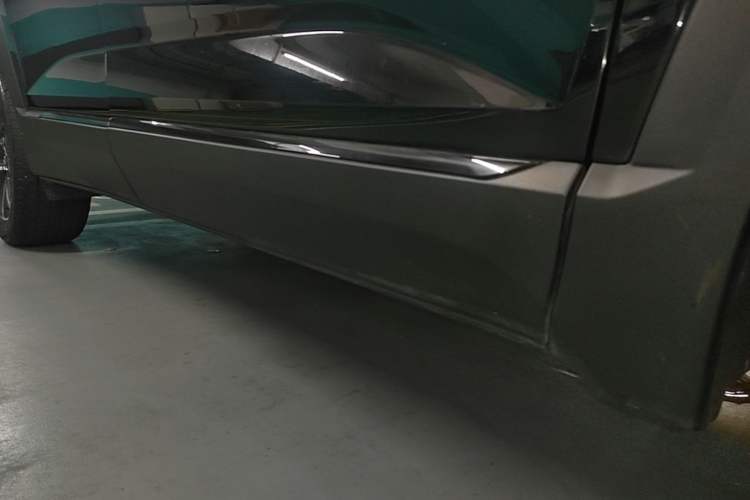 Used Chevrolet Equinox Plus 2024 102km RS Ultimate Edition Right Side Sill