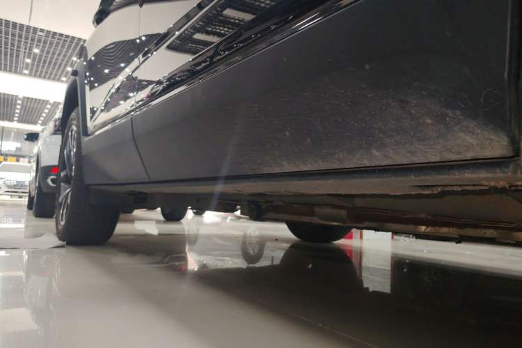 Used Chevrolet Equinox Plus 2024 102km RS Ultimate Edition Right Side Sill