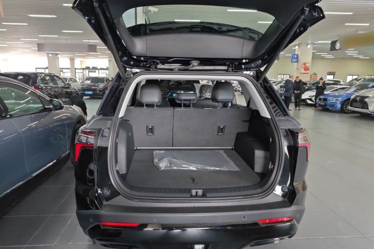 Used Chevrolet Equinox Plus 2024 102km RS Ultimate Edition Trunk