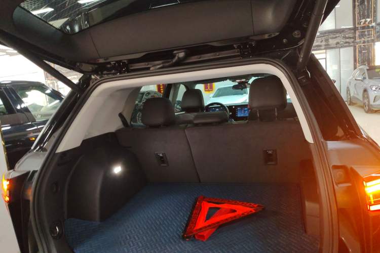 Used Chevrolet Equinox Plus 2024 102km RS Ultimate Edition Trunk